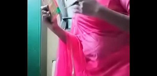 Swathi naidu in pink saree getting ready